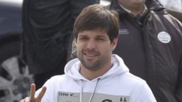 <b>A LA ESPERA. </b>Diego saluda a los aficionados tras un entrenamiento.