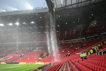 Recientemente el estadio se inund por las fuertes lluvias en Manchester durante el partido ante el Arsenal. Los seguidores 'gunners' llegaron a cantar: "Old Trafford se cae a pedazos".