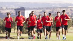 Koke y Sa&uacute;l al frente de uno de los grupos de futbolistas en la pretemporada del Atl&eacute;tico en San Rafael.