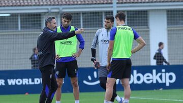Vicente Moreno da instrucciones durante un entrenamiento.