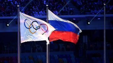 La bandera olímpica y la bandera de Rusia, en la ceremonia de clausura de los Juegos Olímpicos de Invierno de Sochi 2014.