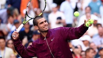 Carlos Alcaraz lanza bolas firmadas al público después de ganar a Arthur Rinderknech en el US Open.