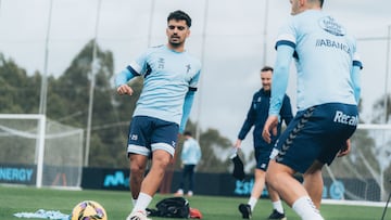 El centrocampista Damián Rodríguez toca el balón durante un entrenamiento del Celta.