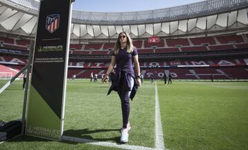 Las jugadoras del FC Barcelona revisan el estadio del Estadio Wanda Metropolitano.