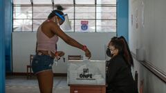 LIMA, PERU - APRIL 11: A person casts her vote at a polling station on April 11, 2021 in Lima, Peru. Of a record number of 18 candidates, half a dozen could reach the likely second round run-off according to late surveys. The election takes place amid an economic and social crisis pushed by coronavirus pandemic and a political turmoil that has been hitting the Andean country in the last years. (Photo by Angela Ponce/Getty Images)