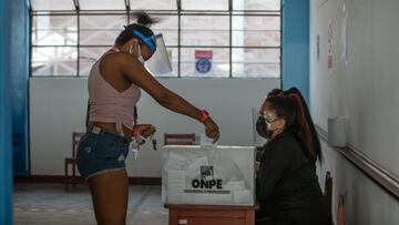 LIMA, PERU - APRIL 11: A person casts her vote at a polling station on April 11, 2021 in Lima, Peru. Of a record number of 18 candidates, half a dozen could reach the likely second round run-off according to late surveys. The election takes place amid an economic and social crisis pushed by coronavirus pandemic and a political turmoil that has been hitting the Andean country in the last years. (Photo by Angela Ponce/Getty Images)