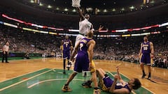 Kevin Garnett anota una canasta con Pau Gasol en el suelo, durante las Finales de la NBA 2008 entre Los &Aacute;ngeles Lakers y los Boston Celtics