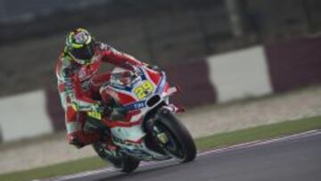 Andrea Iannone con la Ducati en Qatar.