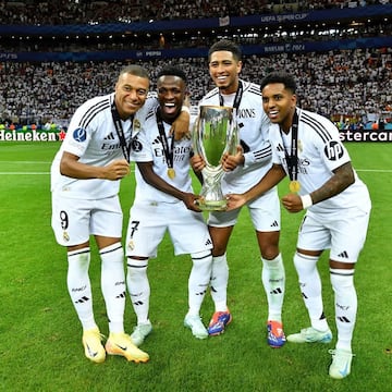 Mbappé, Vinicius, Bellingham y Rodrygo, con la Supercopa de Europa.