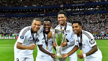 Mbappé, Vinicius, Bellingham y Rodrygo, con la Supercopa de Europa.