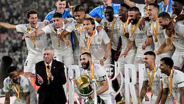 Real Madrid's French forward Karim Benzema (C), Real Madrid's Italian coach Carlo Ancelotti (2nd-L) and teammates celebrate with the trophy after winning the Spanish Copa del Rey (King's Cup) final football match between Real Madrid CF and CA Osasuna at La Cartuja stadium in Seville on May 6, 2023. (Photo by ANDER GILLENEA / AFP)