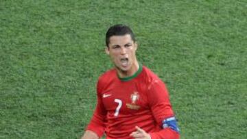 El delantero portugués Cristiano Ronaldo celebra su segundo gol en el partido ante Holanda.