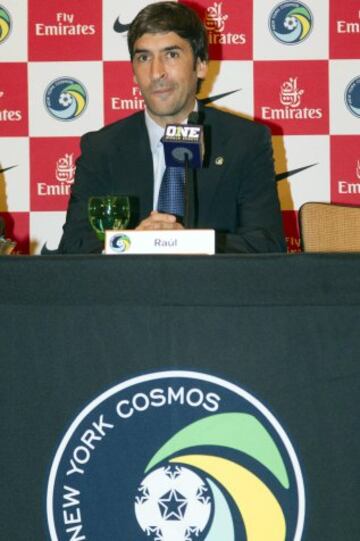 El jugador español Raúl, exReal Madrid, asiste a rueda de prensa durante su presentación como nuevo jugador del club estadounidense de fútbol New York Cosmos.