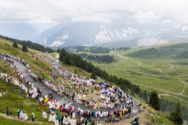 Aunque el espectáculo no estuviera a la altura de las expectativas, la afición del Tour de Francia fue fiel a su cita con la etapa reina de la presente edición. Ayer, las carreteras del Col de la Loze se abarrotaron de miles de personas, especialmente en los dos últimos kilómetros de subida, donde se formó un pasillo humano para ver a Pogacar y Vingegaard.