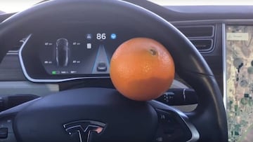 Una naranja engaña al piloto automático de Tesla