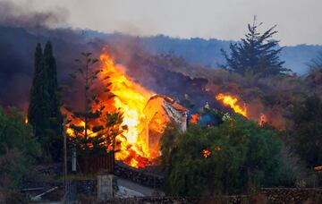 Las viviendas son devoradas por la lava.  