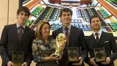 <b>HISTÓRICO. </b>Arantza Quiroga, presidenta del Parlamento Vasco, levanta la Copa junto a Javi Martínez, Fernando Llorente y Xabi Alonso.