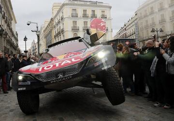 El coche delante de la Antigua Casa de Correos, Sede de la presidencia de la Comunidad de Madrid