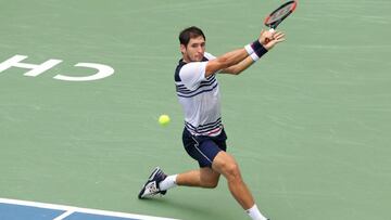 Dusan Lajovic devuelve una bola ante Albert Ramos en su partido en el torneo de Chengdu.