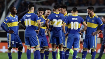 Boca Juniors' forward Dario Benedetto (3-L) talk with his teammates at end the first half  during their Argentine Professional Football League Tournament 2022 match against Racing Club at Presidente Peron stadium in Avellaneda, Buenos Aires province, on August 14, 2022. (Photo by ALEJANDRO PAGNI / AFP)