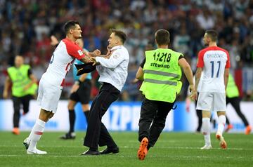 El defensor croata del Liverpool, Dejan Lovren, se molest車 bastante cuando vio que cuatro aficionados invadieron el campo durante la final del Mundial.