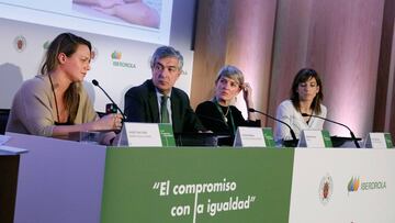 Jennifer Pareja, Luis Gómez, de Iberdrola, Gemma Herrero y Sandra Sánchez, en un momento de las charlas.