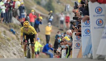 Roglic en los últimos metros antes de la meta de la decimoséptima etapa del Tour de Francia 