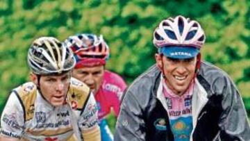 <b>'LA COBRA' ACECHA. </b>Riccardo Riccó vigila al líder, Alberto Contador, antes de lanzar su picotazo.