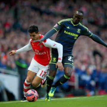 Alexis en el juego por la FA Cup.