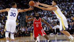 JGM24. OAKLAND (ESTADOS UNIDOS), 18/10/2017.- Los jugadores de los Golden State Warriors Stephen Curry (i) y Klay Thompson (d) luchan por el bal&oacute;n con James Harden (c) de los Houston Rockets durante el partido de la NBA entre los Houston Rockets y los Golden State Warriors en el Oracle Arena de Oakland, California (EE.UU.) ayer, 17 de octubre de 2017. EFE/ John G. Mabanglo