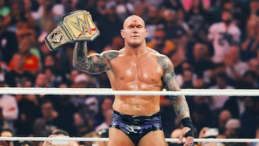 Randy Orton sostiene el cinturón tras robarlo antes de su derrota ante Cody Rhodes.