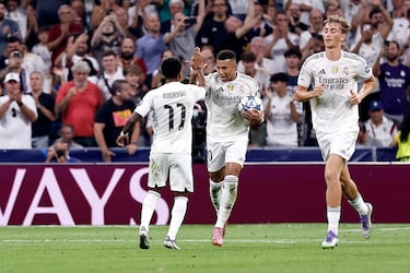 1-1. Kylian Mbappé celebra el tanto con Rodrygo.