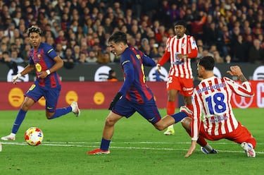 Se va Pedri dentro del área rojiblanca y Marc Pubill, con su pierna izquierda, derribal al centrocampista canario.