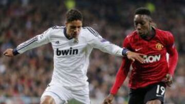 Rafael Varane, frente a Welbeck, durante el Madrid-Manchester.