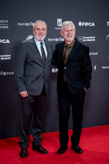 Los directores Fernando Guillen Cuervo (i) y Gaizka Urresti (d) posa en la alfombra roja de la 31 edición de los Premios José María Forqué.