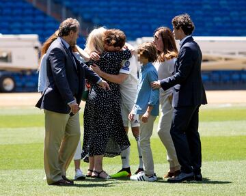 El jugador donostiarra ha sido presentado en el estadio Santiago Bernabéu de la mano de Florentino Pérez y acompañado de su familia.