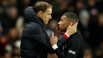 El entrenador del PSG, Thomas Tuchel, tras cambiar a Kyliam Mbapp&eacute;.