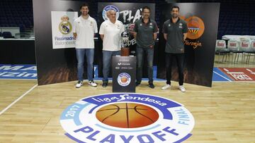 Sergio Llull, Pablo Laso, Pedro Mart&iacute;nez y Rafa Mart&iacute;nez posan con la copa de campe&oacute;n de la Liga Endesa.