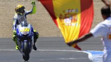 Fiat Yamaha's Italian Valentino Rossi (L) celebrate after the Moto GP race of the Spanish Grand Prix at the Jerez racetrack on May 3, 2009 in Jerez de la Frontera. Fiat Yamaha's Italian Valentino Rossi won ahead of Repsol Honda's Spaniard Dani Pedrosa and Ducati Marlboro's Australian Casey Stoner. AFP PHOTO / AFP PHOTO / CRISTINA QUICLER