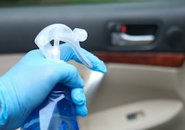 Amazon pone solución al desgaste del cuero de tu coche con el limpiador superventas que lo deja como el primer día