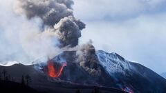 TOPSHOT - In this handout photograph taken and released by the Spanish Military Emergency Unit (UME) on November 28, 2021 the Cumbre Vieja volcano spews lava, ash and smoke on the Canary island of La Palma. - It has been more than two months since Cumbre 