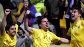 <b>ALEGRÍA. </b>Borja y Alberdi celebran con Bermúdez su gol.