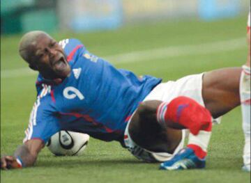 Despu¨¦s de su grave lesi¨®n con el Liverpool, Ciss¨¦ volvi¨® a fracturarse la pierna, esta vez la derecha, con la Selecci¨®n Francesa en 2006.