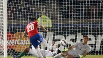 Charles Ar&aacute;nguiz anota el tercer gol de Chile ante Bolivia.