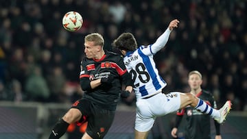 Midtjylland's Polish forward #18 Adam Buksa and Real Sociedad's Spanish midfielder #28 Pablo Marin vie for the ball during the UEFA Europa League knockout round play-off first leg football match between FC Midtjylland and Real Sociedad de Futbol in Herning, Denmark on February 13, 2025. (Photo by Henning Bagger / Ritzau Scanpix / AFP) / Denmark OUT