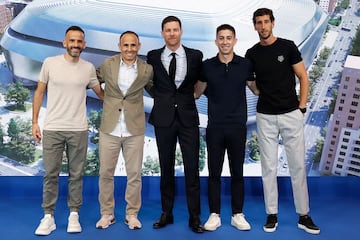 El nuevo t¨¦cnico del Real Madrid posa en su presentaci¨®n junto a su cuerpo t¨¦cnico.