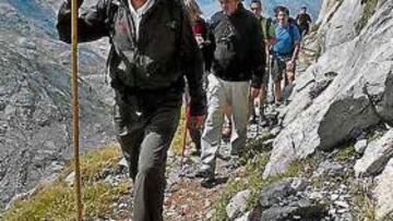 <b>EN PLENA FORMA.</b> Zapatero se mantuvo sonriente durante el ascenso.