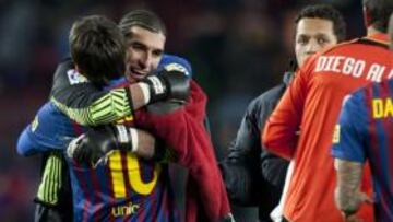 <b>EL ABRAZO DE LOS AMIGOS. </b>Pinto y Messi se felicitaron después de que acabara el partido de ayer.