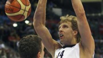 <b>COMPLETAMENTE SÓLO.</b> A Dirk Nowitzki, que no ha estado del todo fino, le ha faltado el apoyo del resto de su equipo.