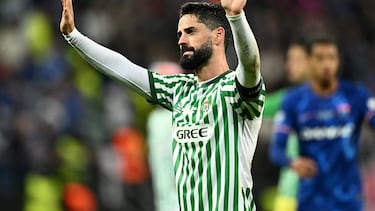 Soccer Football - Conference League - Final - Real Betis v Chelsea - Wroclaw Stadium, Wroclaw, Poland - May 28, 2025 Real Betis' Isco acknowledges fans after the match REUTERS/Dylan Martinez